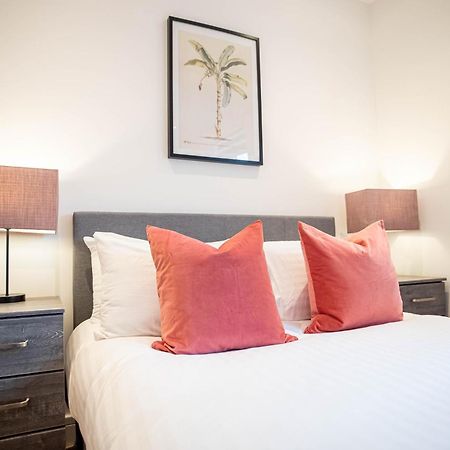 Deluxe Chic 1 2 Bed Apts Near Heathrow Legoland Windsor Slough Villa Ngoại thất bức ảnh