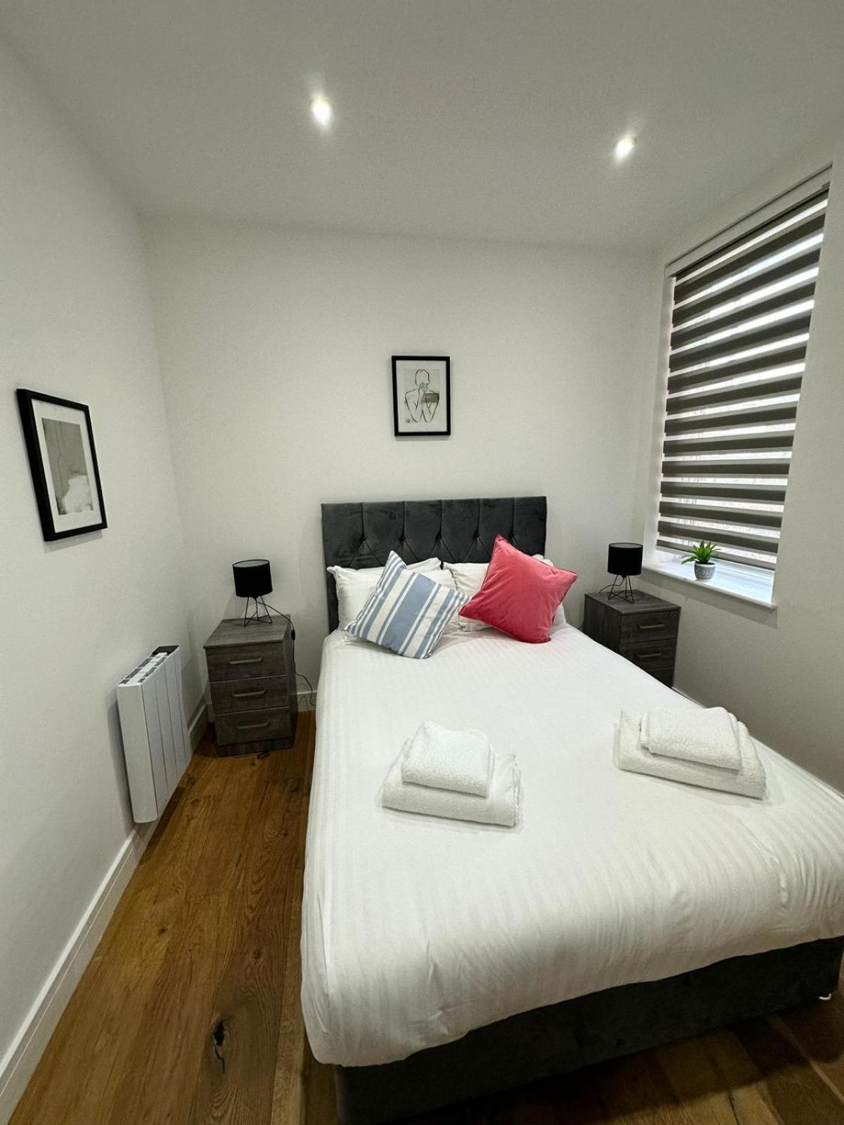 Deluxe Chic 1 2 Bed Apts Near Heathrow Legoland Windsor Slough Villa Ngoại thất bức ảnh