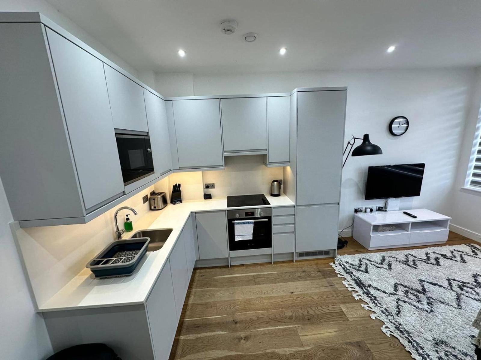 Deluxe Chic 1 2 Bed Apts Near Heathrow Legoland Windsor Slough Villa Ngoại thất bức ảnh