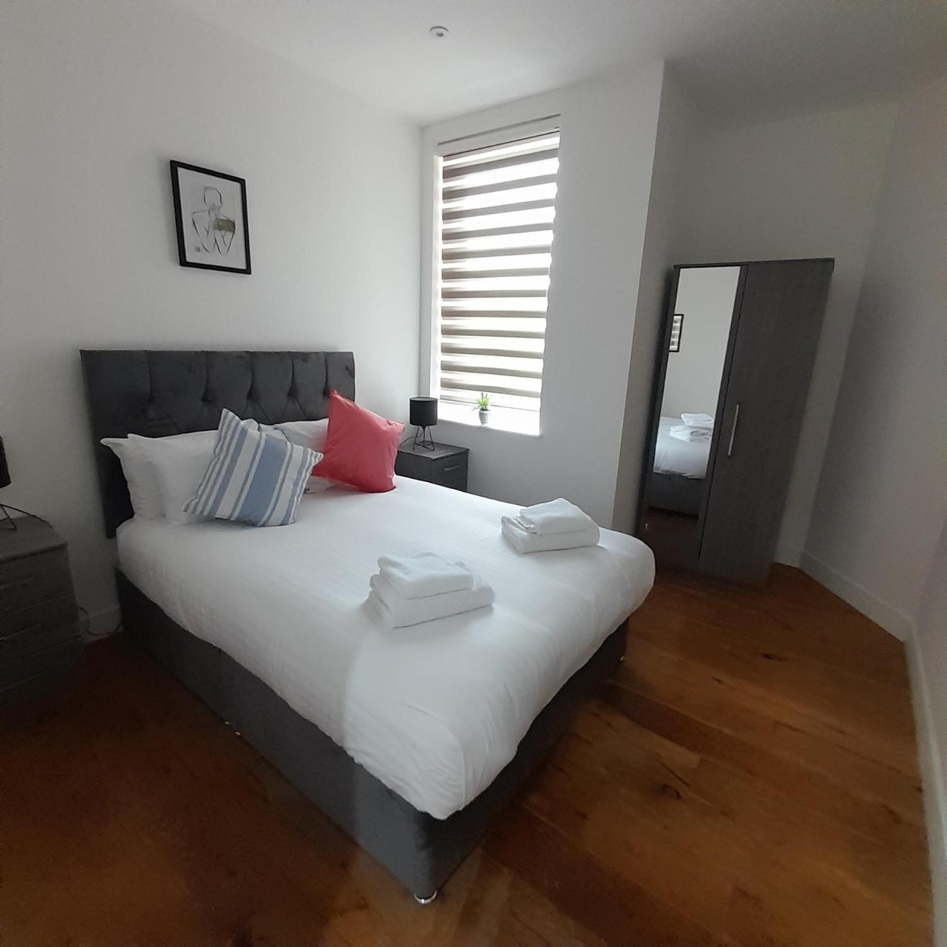 Deluxe Chic 1 2 Bed Apts Near Heathrow Legoland Windsor Slough Villa Ngoại thất bức ảnh