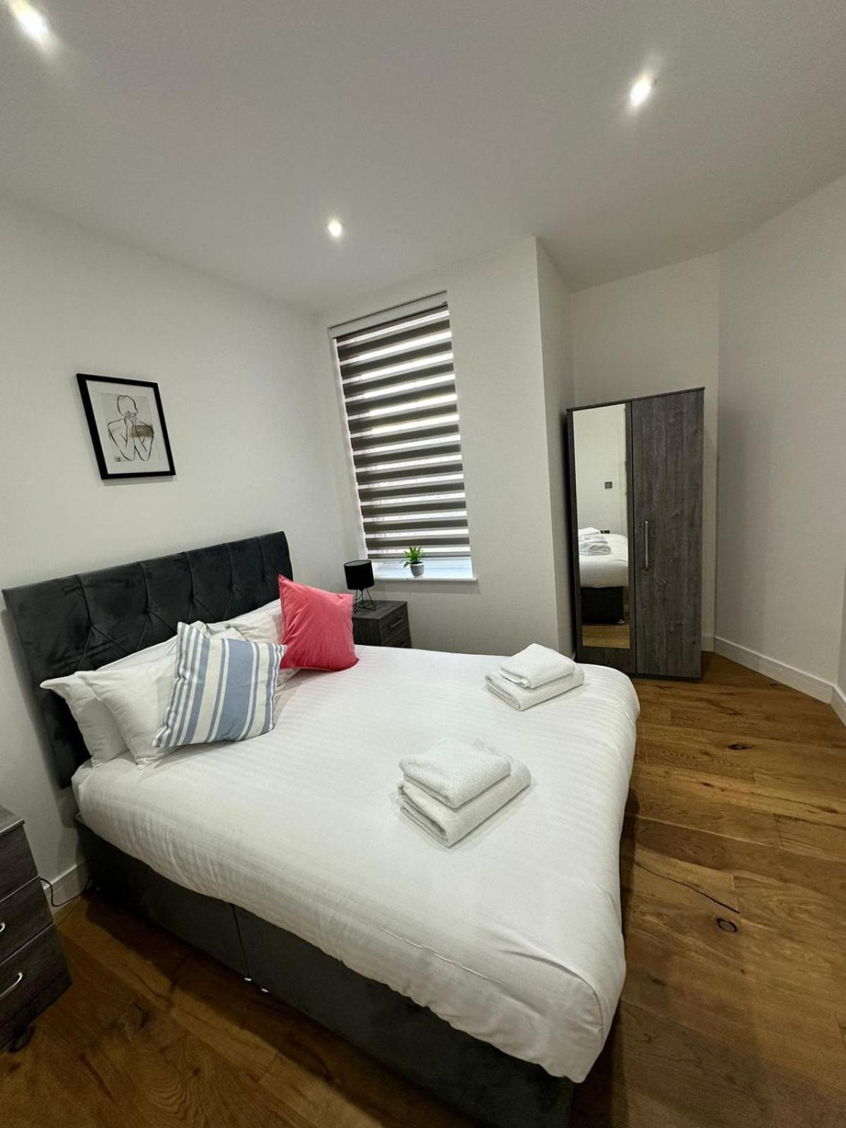 Deluxe Chic 1 2 Bed Apts Near Heathrow Legoland Windsor Slough Villa Ngoại thất bức ảnh