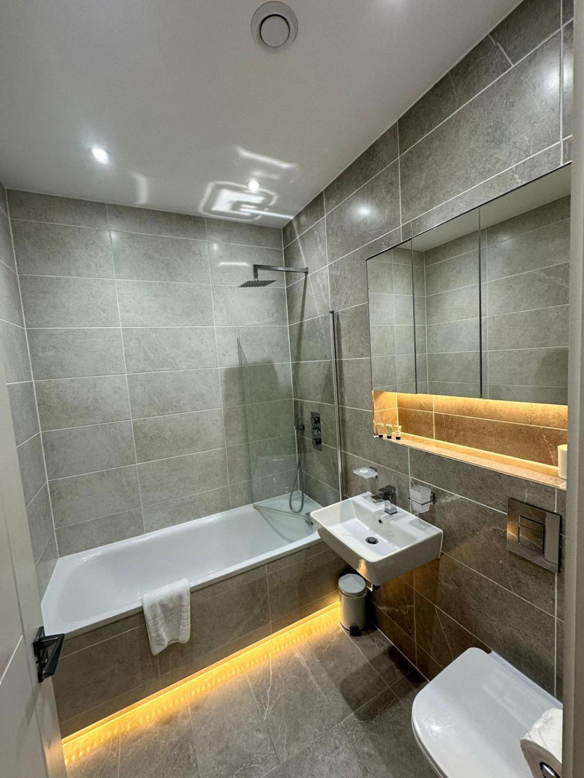 Deluxe Chic 1 2 Bed Apts Near Heathrow Legoland Windsor Slough Villa Ngoại thất bức ảnh